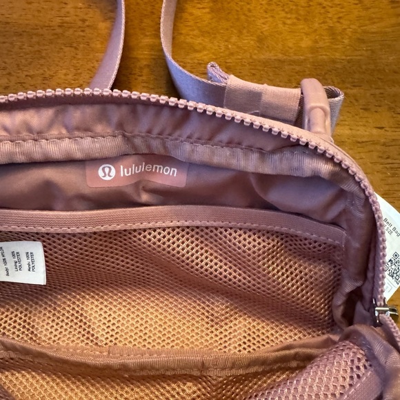 Lululemon Everywhere Belt Bag Pink Pastel NWT - Picture 5 of 7